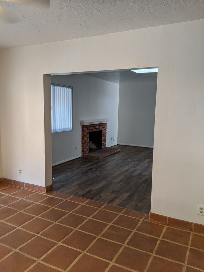 Building Photo - 4 BEDROOM 2 BATH ON CUL-DE-SAC AND LARGE YARD!