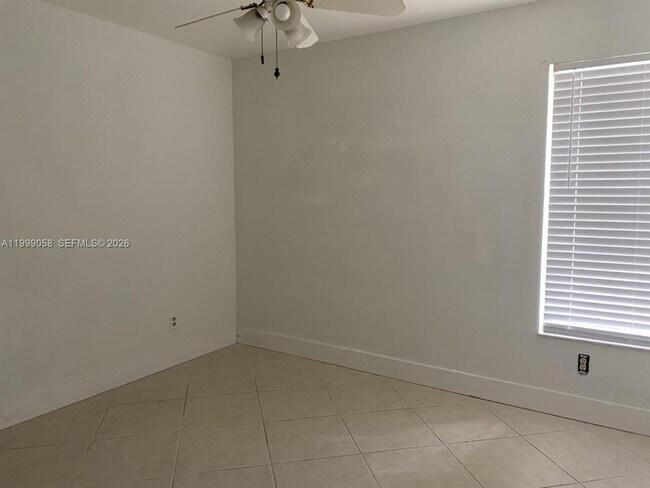 Building Photo - Southeast 8th Street, Hallandale Beach, FL 33009 - 2 BR 2 BA townhouse