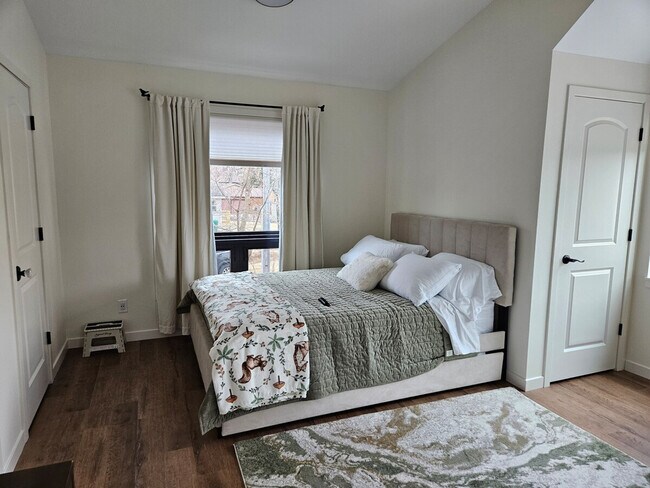 Building Photo - 5913 Lake Edge Rd