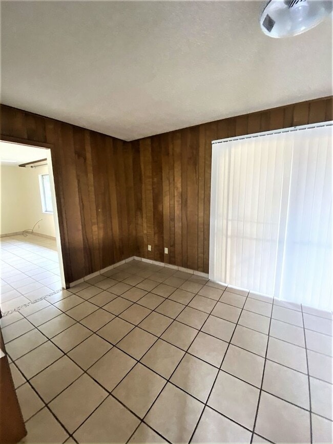 Building Photo - Large 4 Bedroom home with Garage and Enclosed backyard