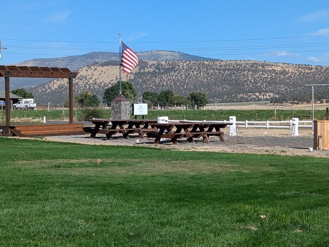 Building Photo - 8483 N W Lone Pine Rd