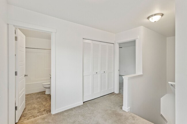 Building Photo - 3 Bed 2.5 Bath - Townhome - Hillcrest - NAS Whidbey