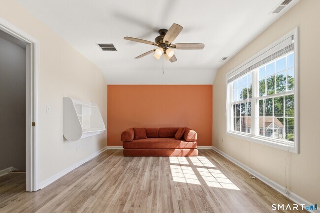 Building Photo - 305 Sylvan St