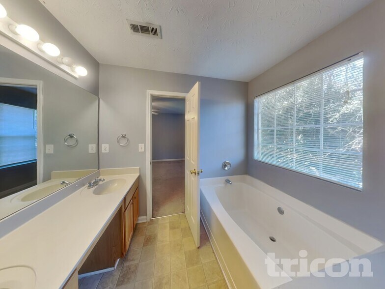 Building Photo - 3275 River Ln SE