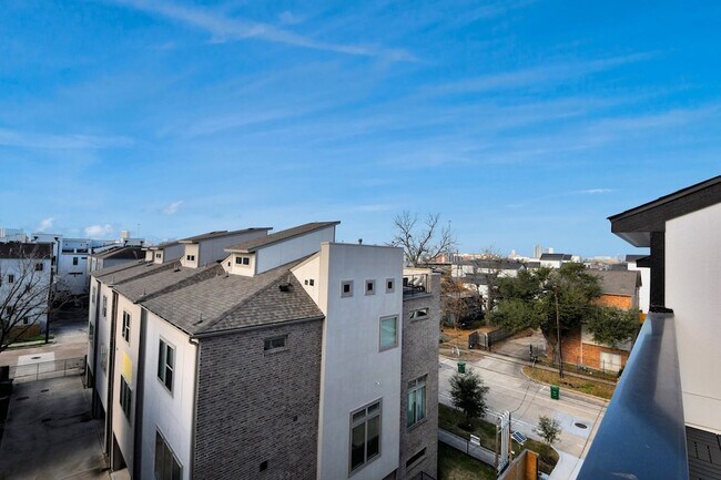 Building Photo - 3407 Hutchins St