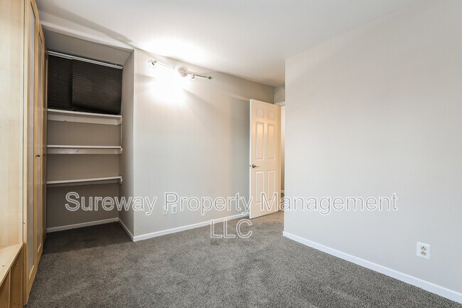 Building Photo - 5 Isa Ct