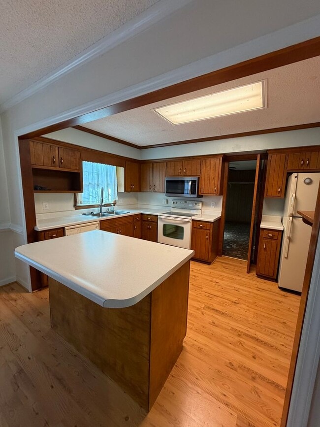 Building Photo - Spacious 3 Bedroom, 2 Bath Home on Over an Acre – Lawn Care Included!