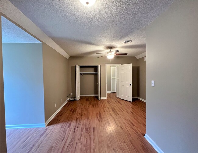 Building Photo - TOTALLY UPDATED 2 BEDROOM CONDO IN NORTHWE...