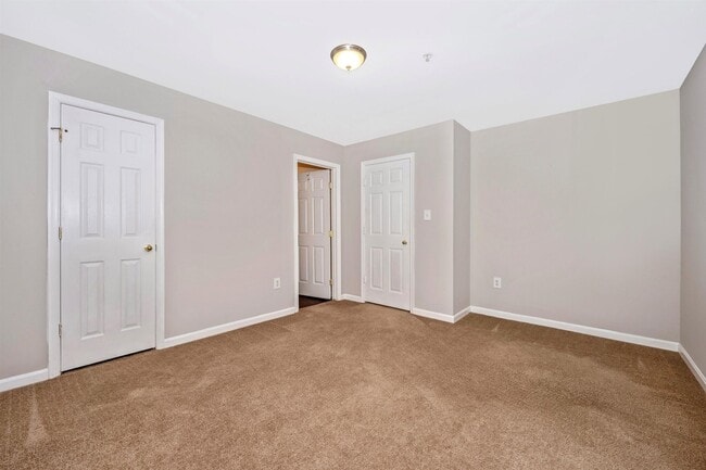 Building Photo - Fantastic End Unit Townhouse For Lease