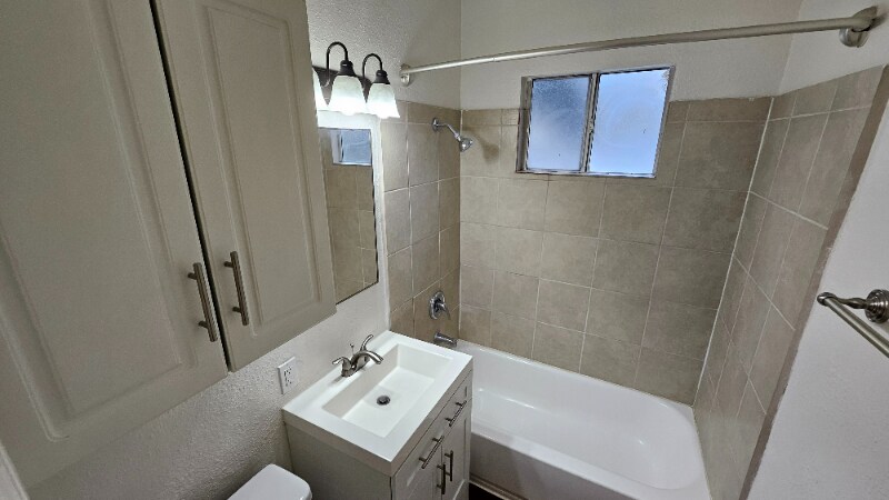 Building Photo - 1216 W Court St