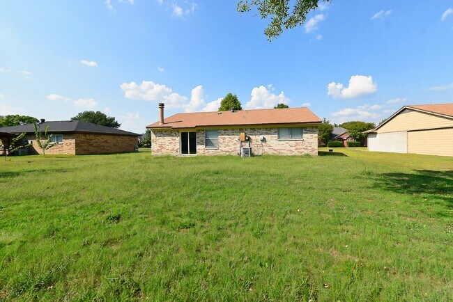 Building Photo - 1703 La Fontaine Ln