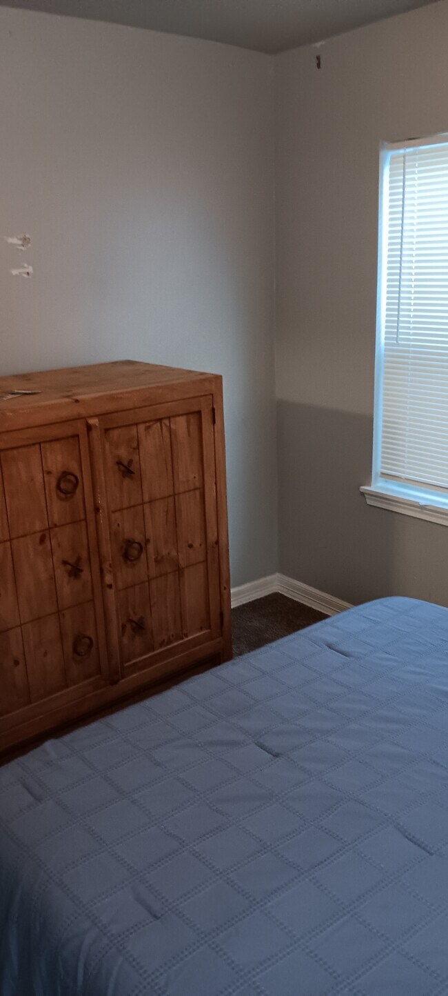 Building Photo - 548 E Woodrow St