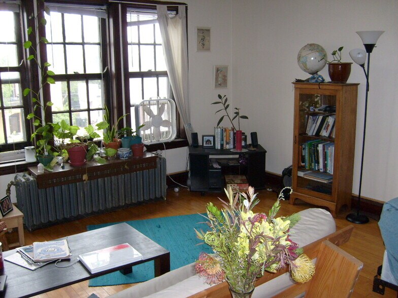 Building Photo - 106 S Hancock St