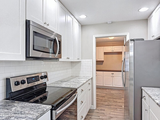 Building Photo - 170 Moore Ave