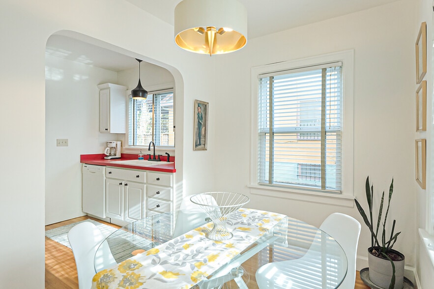 Building Photo - 2323 SE Pine St