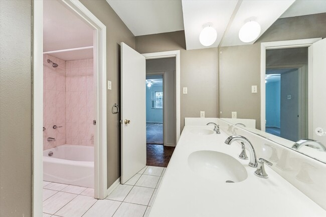 Building Photo - 1031 Ridgeley Dr