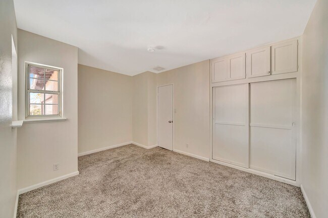 Building Photo - Stylish 4-Bed Mid-Century Home