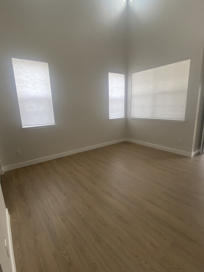 Building Photo - 1341 N Stratton Ave