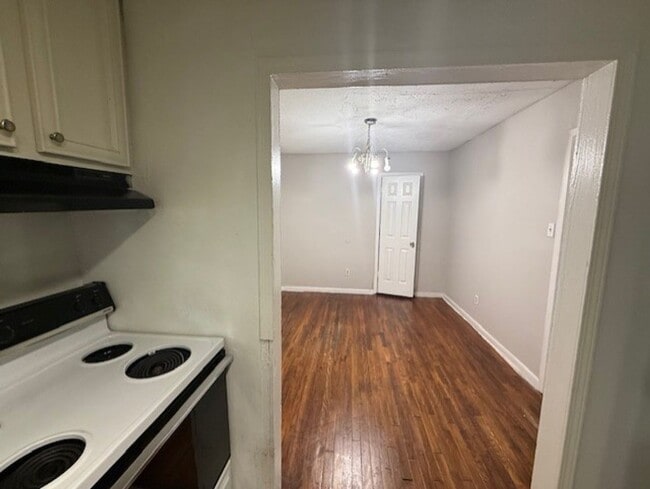 Building Photo - Charming 3 Bedroom Home on Secluded Street – Available Now!