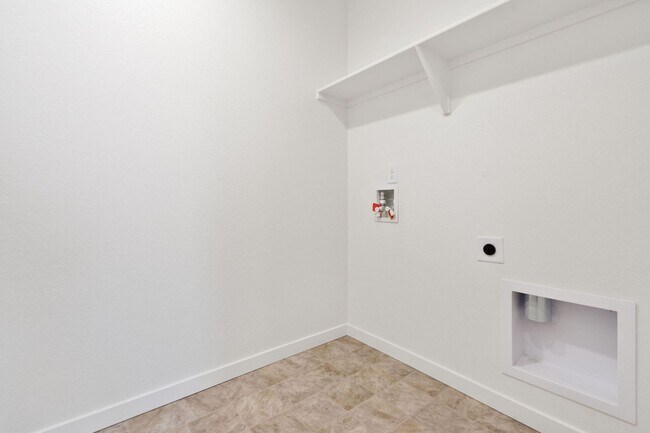 Building Photo - 3 bedroom, 2 1/2 bath home in Tailholt! - Move-In Special!