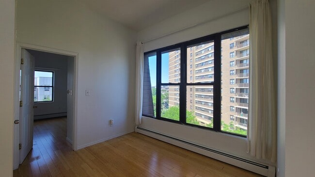 Building Photo - 4905 Park Ave