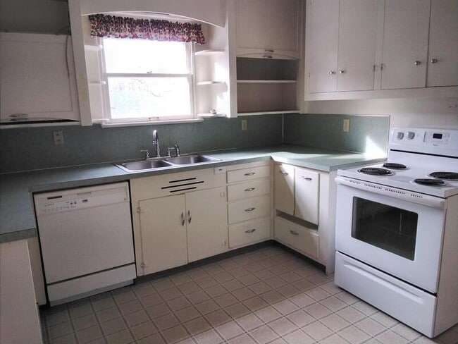 Building Photo - 1368 SE Overlook Ave