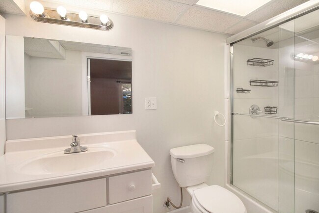Building Photo - Single-Family 4 Bedroom 2 Bathroom Home in Englewood