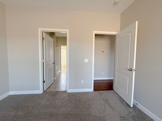 Building Photo - Spacious 4-Bedroom Home with Large Yard and Dual Garages in Cookeville  Property Description