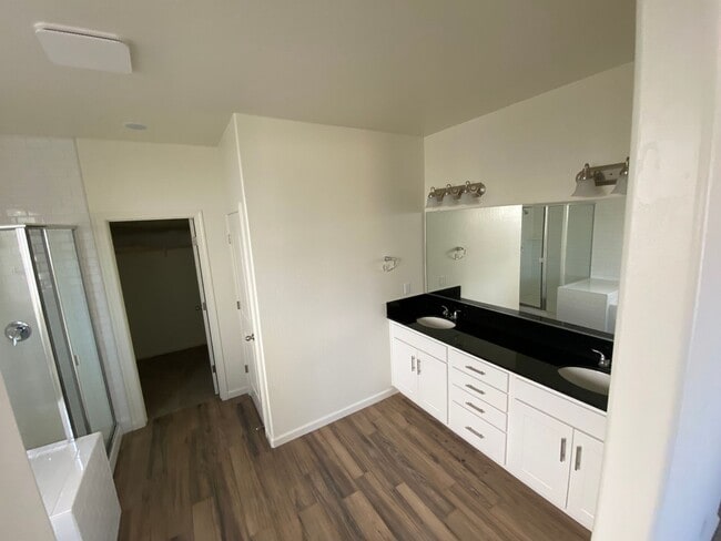 Building Photo - Gorgeous NEWER home between Tulare and Vis...