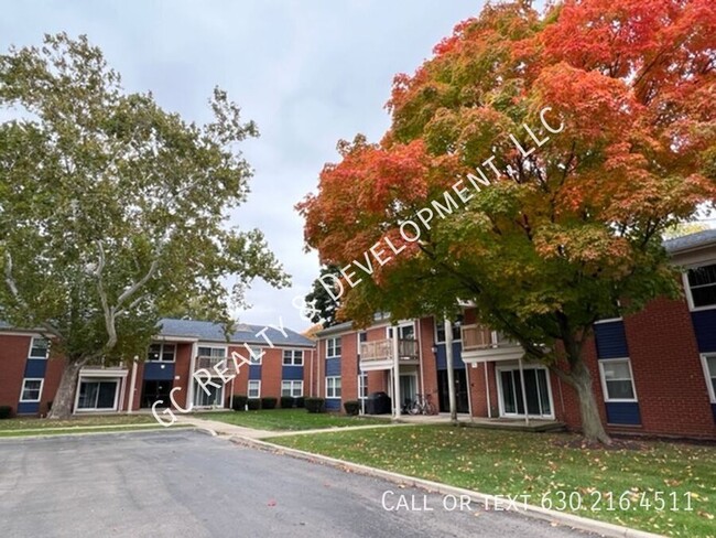 Building Photo - *** UPDATED FIRST FLOOR UNIT / 2 BDRM / W&...