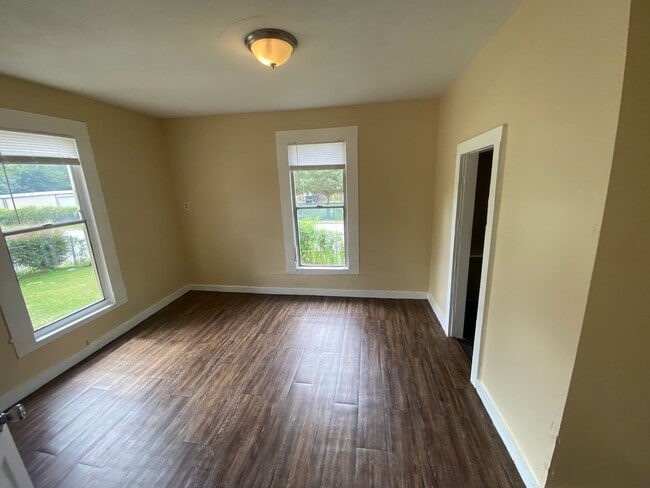 Building Photo - **ON HOLD**3 Bedroom / 2 Bathroom Home for...