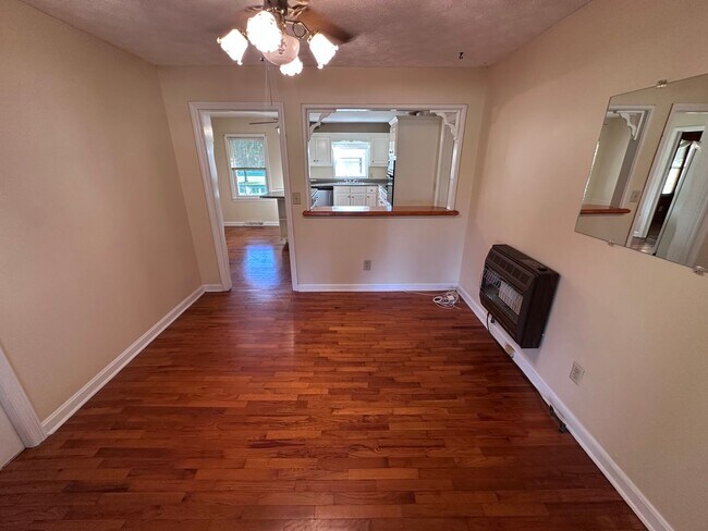 Building Photo - 3 Bedrooms- 2 Bathrooms- House in Armuchee!