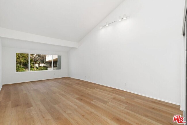 Building Photo - 1550 Palisades Dr