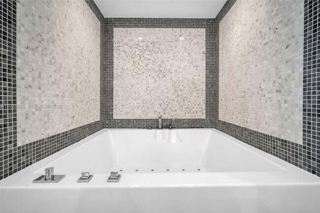 Building Photo - 200 Biscayne Blvd Way