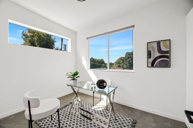 Building Photo - Delridge Townhome