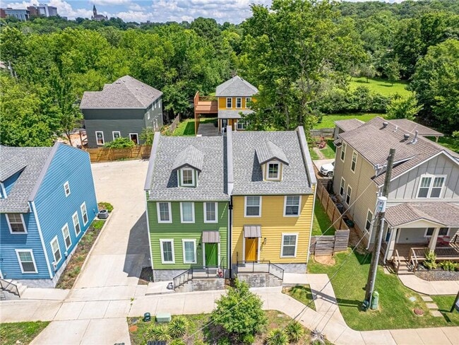 Building Photo - 2 bedroom 1. 5bath upscale modern living n...
