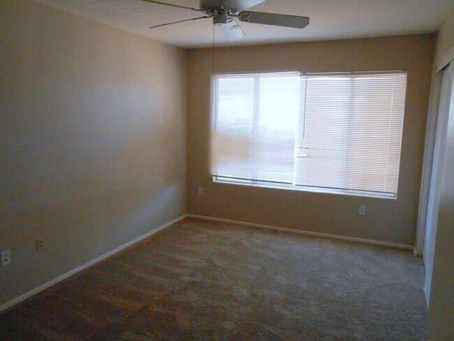 Building Photo - Spacious 2 Bedroom Condo in Gated Community