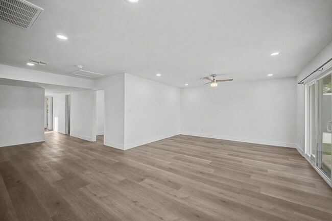 Building Photo - 6 Bed/ 3 Bath with Pool