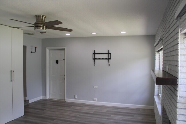 Building Photo - 5349 Van Buren Rd
