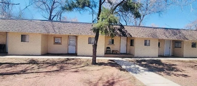 Building Photo - 1 Bedroom ground level apartment available...