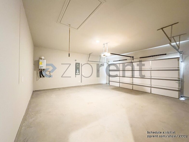 Building Photo - Unit