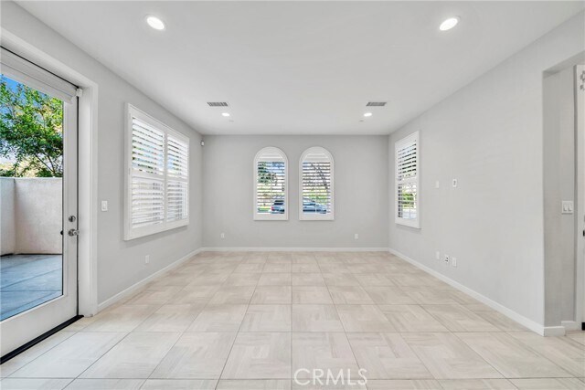 Building Photo - 328 Floral View