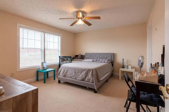 Building Photo - Spacious Townhome in Christiansburg, VA.