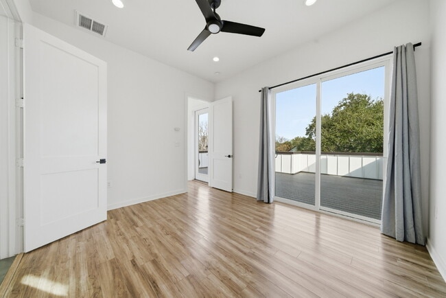 Building Photo - Spacious 3-Bed, 3-Bath Condo with Scenic Views in Vibrant Austin!