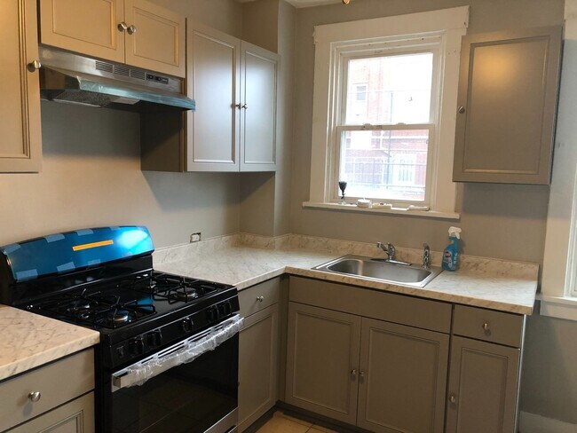 Primary Photo - Highland Park - 3 BR 1st Floor Duplex, Rem...