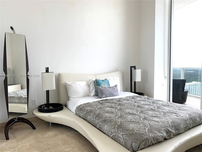 Building Photo - 16001 Collins Ave