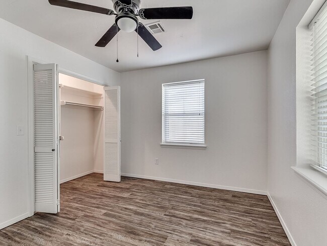 Building Photo - $300 0ff your move in for October 1st! All...