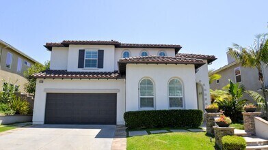 Building Photo - Large 4 bedrooom/ 3 Bath Home in Gated Com...
