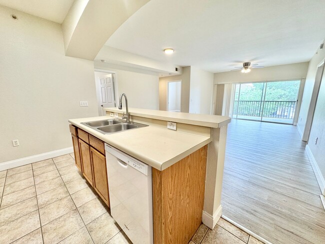 Building Photo - ** FAIRWAY PRESERVE ** 3 BED / 2 BATH COND...