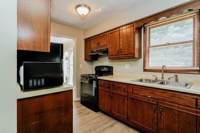 Building Photo - Spacious 4 Bedroom Greenwood Home